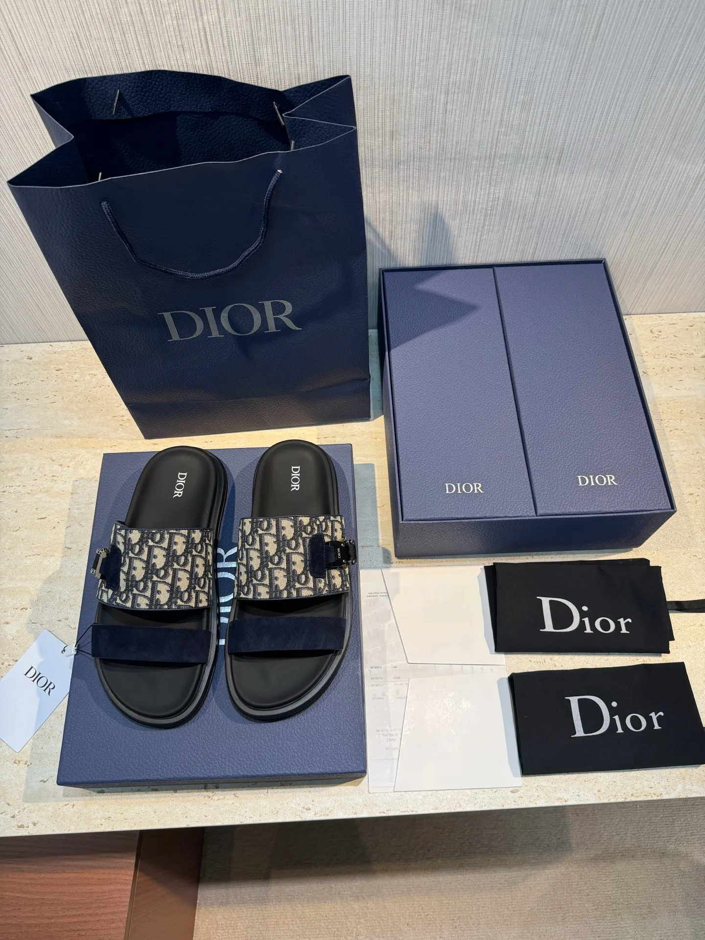 Factory price: 340💰Djia Aqua men's slippers and sandals, Dior's Aqua sandals are elegant and casual. The cross-strap design is reinterpreted in CD Diamond canvas, inspired by the brand's archives. Finished with a branded logo and tonal notch sole, they can be worn easily with shorts or jeans for a sophisticated look. Cowhide spliced ​​canvas + cowhide lining + rubber outsole Size: 39-44 (38 45 customized)